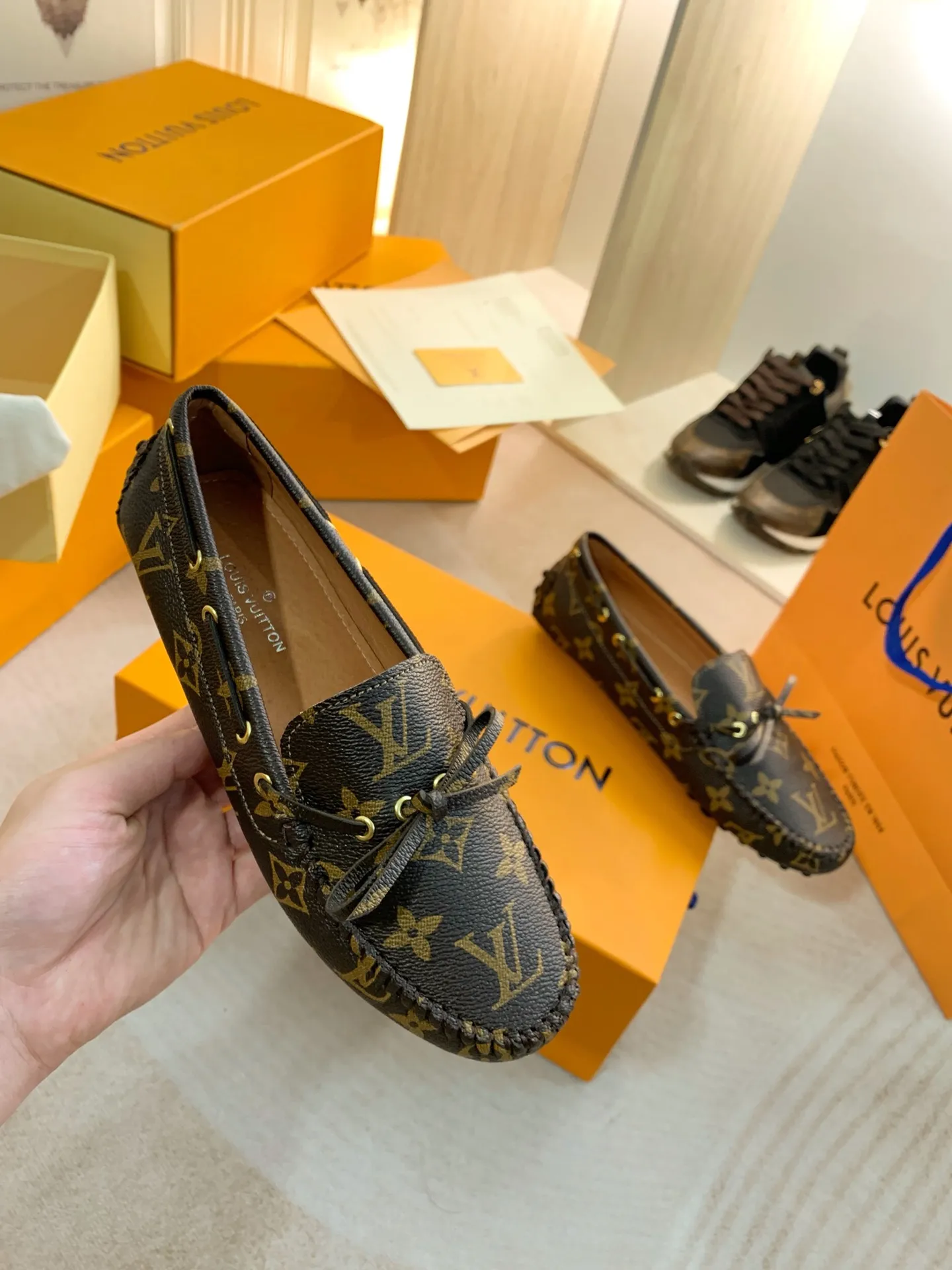 p460💰Couple model❤️🇫🇷 𝙇𝙤𝙪𝙞𝙨 𝙑𝙪𝙞𝙩𝙩𝙤𝙣 🇫🇷Louis Vuitton 2023 Classic𝓛𝓿 𝓣𝓻𝓪𝓲𝓷𝓮𝓻 Sports Series ➪➪➪¯ [Arizona Doudou Shoes Series] ▪️▪️▪️Arizona slip-on shoes are made of Monogram Eclipse canvas. Its hand-painted and dyed edges and hand-sewn uppers fully demonstrate Louis Vuitton's traditional shoemaking craftsmanship. This slip-on shoe is very lightweight. The integrated tongue and upper make it particularly comfortable and flexible. The soft outsole is equipped with rubber padding. Decorated with matching sash. Detailed features: ☑️Monogram Eclipse canvas ☑️Black Eclipse pattern ☑️Hand-painted shoe edges ☑️Hand-sewn uppers (each pair takes time to process) ☑️Integrated tongue and upper construction ☑️Outsole equipped with rubber lining ☑️size: 35_46
